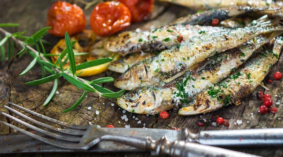 Grilled Sardines with Garlic and Parsley Sauce